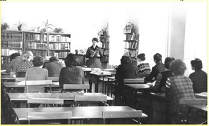 Заведующая отделом обслуживания                                   В. В. Рябчикова проводит обзор литературы. 1979г.